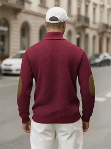 Vista posteriore maglione uomo bordeaux in maglia jacquard con toppe marroni sui gomiti