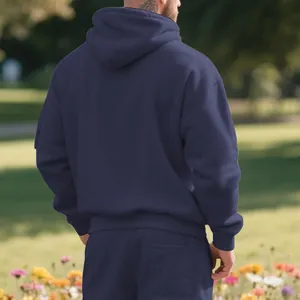 Vue arrière d'un sweat à capuche bleu marine pour homme en polaire dans un parc
