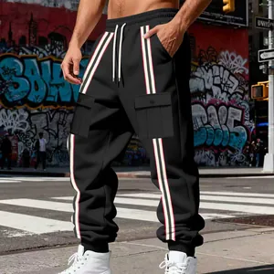 Dettaglio vista laterale di jogger cargo neri con elegante nastro a righe e tasche a pattina.