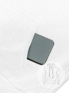 Détail de la poche d'un sweat à capuche jacquard blanc montrant le rangement du téléphone