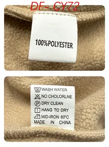 Nahaufnahme des 100 % Polyester-Pflegeetiketts auf einem khakifarbenen Fleece-Sweatshirt.