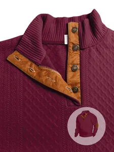 Dettaglio della trama jacquard e dell'abbottonatura a contrasto della maglia Henley