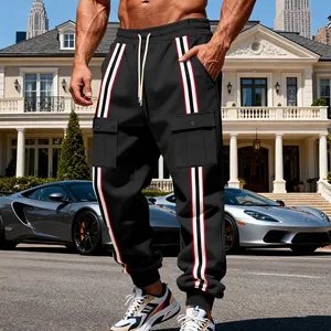 Dettaglio dei pantaloni cargo neri da uomo con strisce laterali alla moda