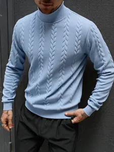 Dettaglio ravvicinato di un maglione a collo alto azzurro da uomo con motivo a trecce fine