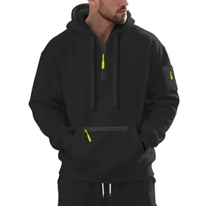 Vue détaillée d'un sweat à capuche noir pour homme avec zips et tirettes jaune fluo.
