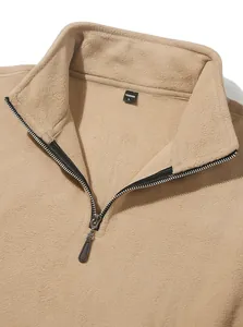 Detailansicht eines khakifarbenen Herren-Fleece-Sweatshirts mit halbem Reißverschluss