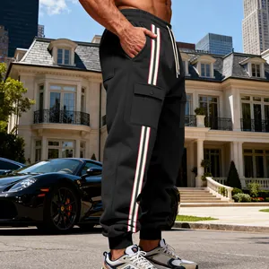 Pantaloni jogger invernali neri da uomo con strisce laterali e tasche cargo di stile.