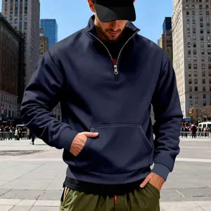 Klassisches marineblaues Herren-Sweatshirt mit halbem Reißverschluss und Tasche.