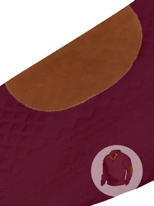 Dettaglio macro di un maglione bordeaux a maglia con motivo e toppa marrone sui gomiti.