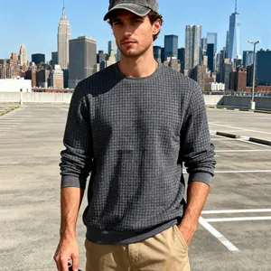 Detailansicht grauer Herren-Sweatshirt mit Rundhalsausschnitt und Karomuster