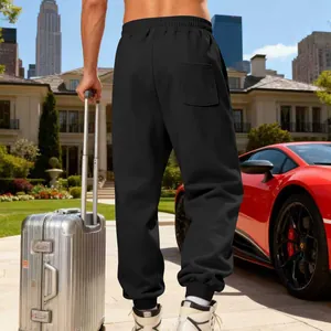 Dettaglio dei pantaloni sportivi neri spessi da uomo con tasca posteriore e polsini