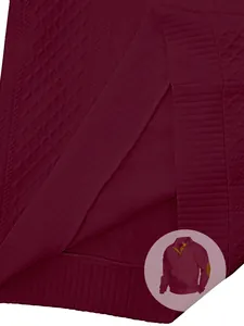 Dettaglio della maglia jacquard bordeaux sul maglione Henley a maniche lunghe da uomo.