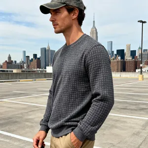 Nahaufnahme eines grauen Waffelstrick-Sweatshirts für Herren im urbanen Dachgarten