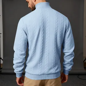 Vista posteriore di un maglione a collo alto azzurro da uomo con trama a trecce