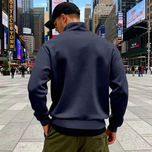 Rückansicht eines dunkelblauen Herren-Sweatshirts mit halbem Reißverschluss in der Stadt