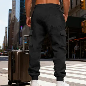 Vista posteriore di pantaloni cargo neri da uomo con trama a nido d'ape e tasche multiple