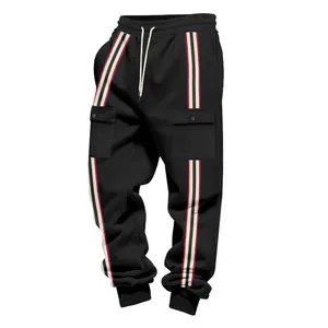 Dettaglio dei pantaloni sportivi neri da uomo con strisce laterali beige e rosse