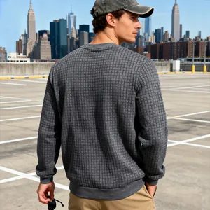 Detaillierte Rückansicht eines grauen Waffelstrick-Sweatshirts für Herren in Großstadt-Kulisse