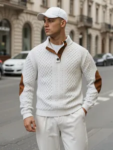 Dettaglio di un maglione henley bianco in maglia jacquard con toppe marroni