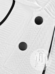 Gros plan d'un sweat à capuche blanc pour hommes avec texture jacquard et boutons noirs