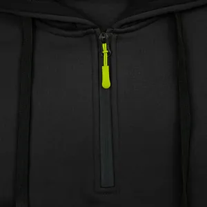 Gros plan d'un sweat à capuche noir avec quart de zip et une tirette vert citron très éclatante