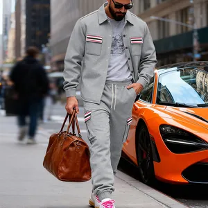Graues Herren-Set mit Reversjacke und Cargohose im Street-Style vor Stadthintergrund