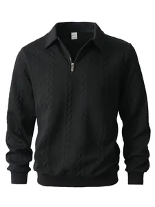 Vista dettagliata di una felpa nera pesante in jacquard per uomo con colletto a mezza zip