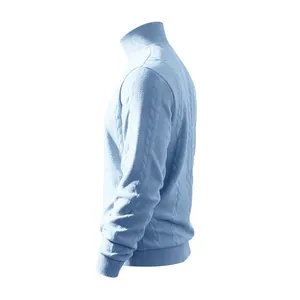 Profilo laterale di una felpa da uomo azzurra a collo alto con trama a trecce jacquard
