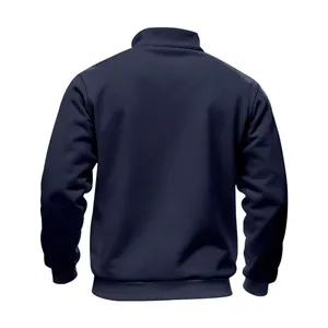 Rückansicht eines marineblauen Fleece-Sweatshirts für Herren mit Stehkragen und Bündchen.