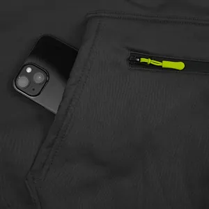 Détail d'un sweat à capuche polaire pour homme montrant la poche et le zip vert néon