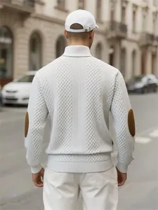 Vista posteriore dettagliata del maglione jacquard bianco da uomo con toppe marroni