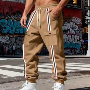 Pantaloni cargo kaki da uomo con strisce rosse e nere in un contesto urbano di tendenza