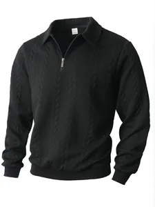 Dettaglio felpa jacquard nera pesante con mezza zip e colletto a polo da uomo