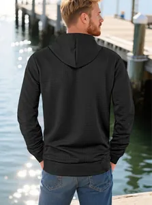Vista posteriore di una felpa con cappuccio nera da uomo con motivo jacquard testurizzato