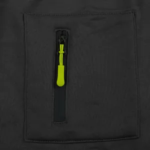 Détail du sweat à capuche épais pour hommes avec poche zippée verticale et tirette vert néon
