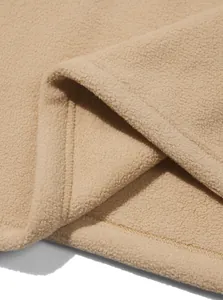 Nahaufnahme von dickem Khaki-Fleece und Präzisionsnähten für Herren-Sweatshirts