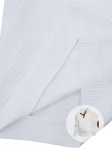Primo piano del tessuto a maglia jacquard bianco e della morbida fodera in pile da uomo
