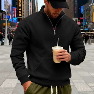 Nahaufnahme eines schwarzen Herren-Sweatshirts mit halbem Reißverschluss und Stehkragen