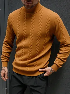 Dettaglio di un maglione a collo alto giallo senape da uomo con maglia a trecce.