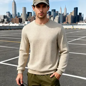 Nahaufnahme eines beigefarbenen gesteppten Herren-Sweatshirts mit Rundhalsausschnitt