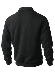 Vista posteriore di una felpa nera da uomo con texture jacquard e orlo a costine.