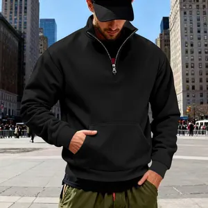 Schwarzes Herren-Sweatshirt mit halbem Reißverschluss, Stehkragen und Kängurutasche.
