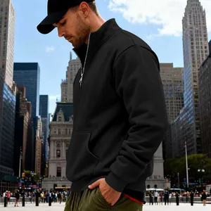 Schwarzes Herren-Sweatshirt mit Stehkragen, halbem Reißverschluss und Bauchtasche