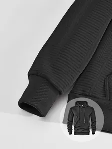 Détail d'un sweat à capuche noir en jacquard pour homme avec poignets côtelés élastiques