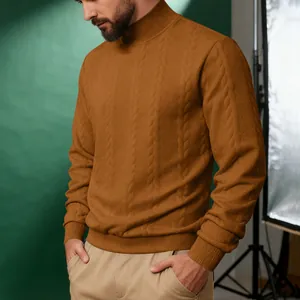 Dettaglio della trama in maglia jacquard color cammello di un dolcevita invernale da uomo