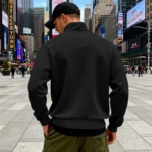 Detailansicht der Rückseite eines schwarzen Sweatshirts mit Stehkragen und halbem Reißverschluss