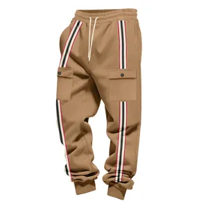 Vista dettagliata dei pantaloni cargo in pile cachi da uomo con bordo a righe decorativo