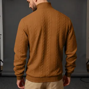 Vista posteriore dettagliata di un maglione da uomo marrone a trecce elegante