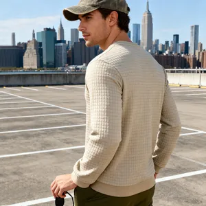 Detailansicht des beigen Herren-Sweatshirts mit Waffelstruktur und modernem Slim-Fit