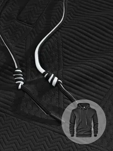 Gros plan d'un sweat à capuche noir pour hommes en jacquard avec détails de cordons.